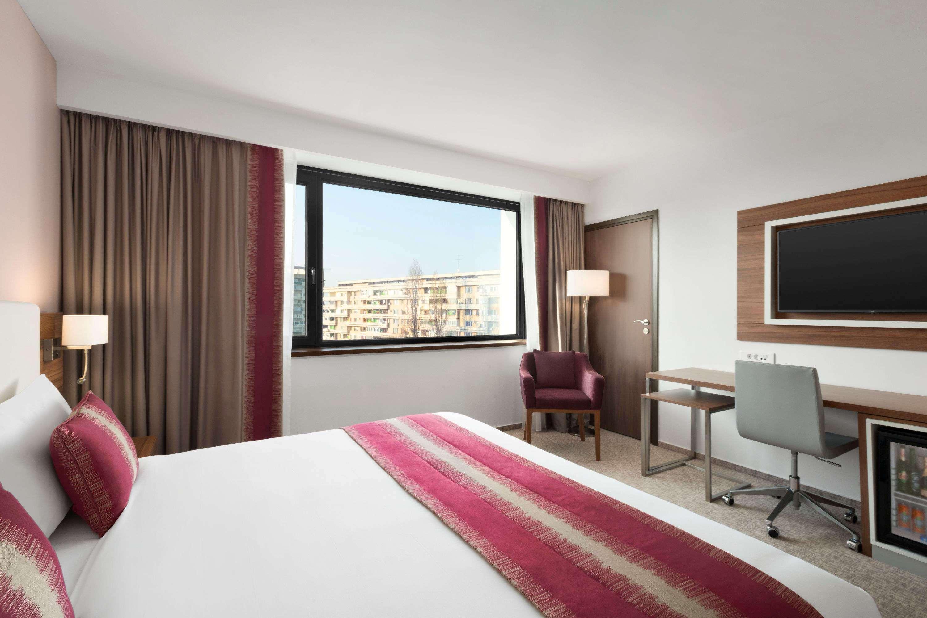 Hotel Ramada Plaza Craiova Exterior foto
