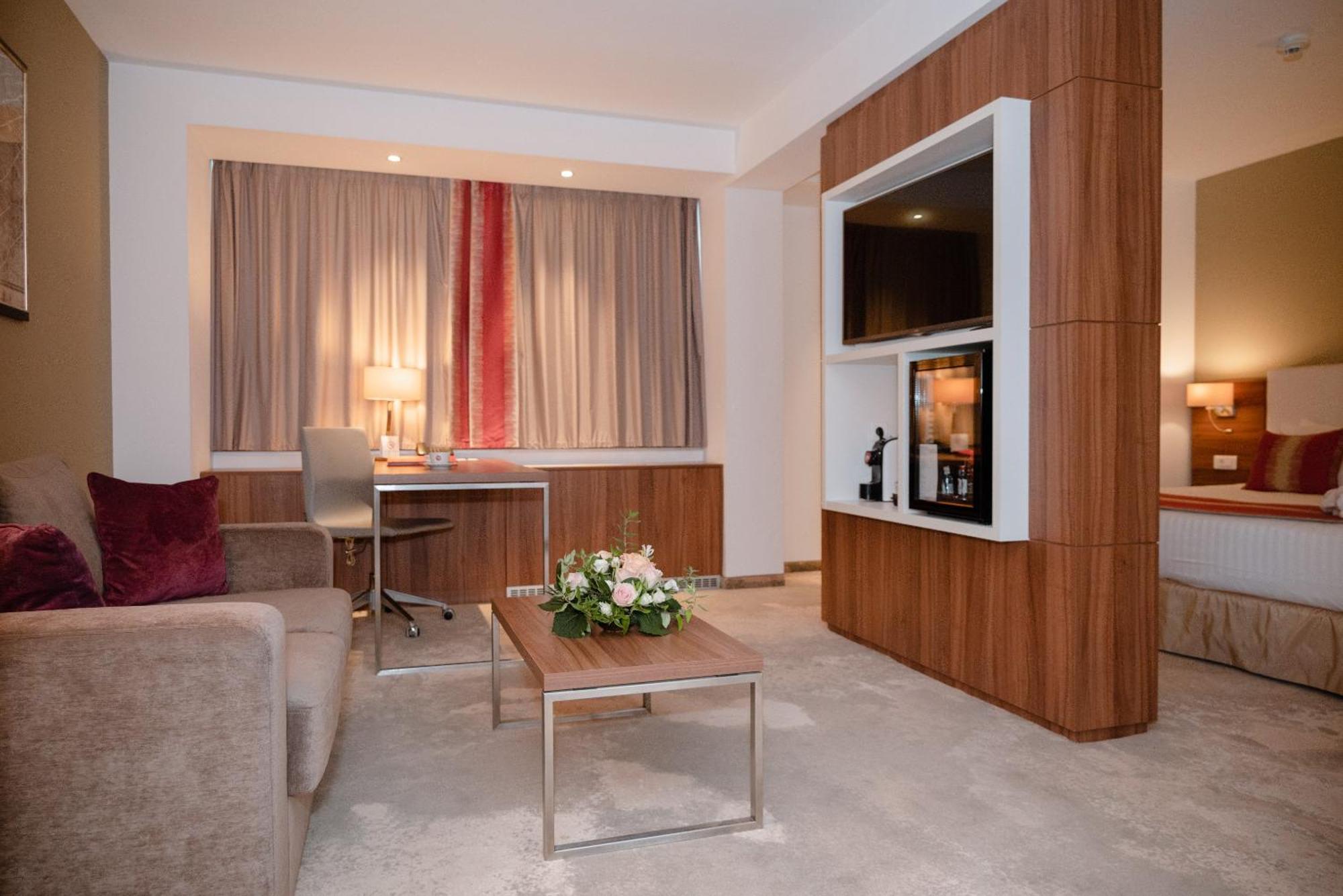 Hotel Ramada Plaza Craiova Exterior foto