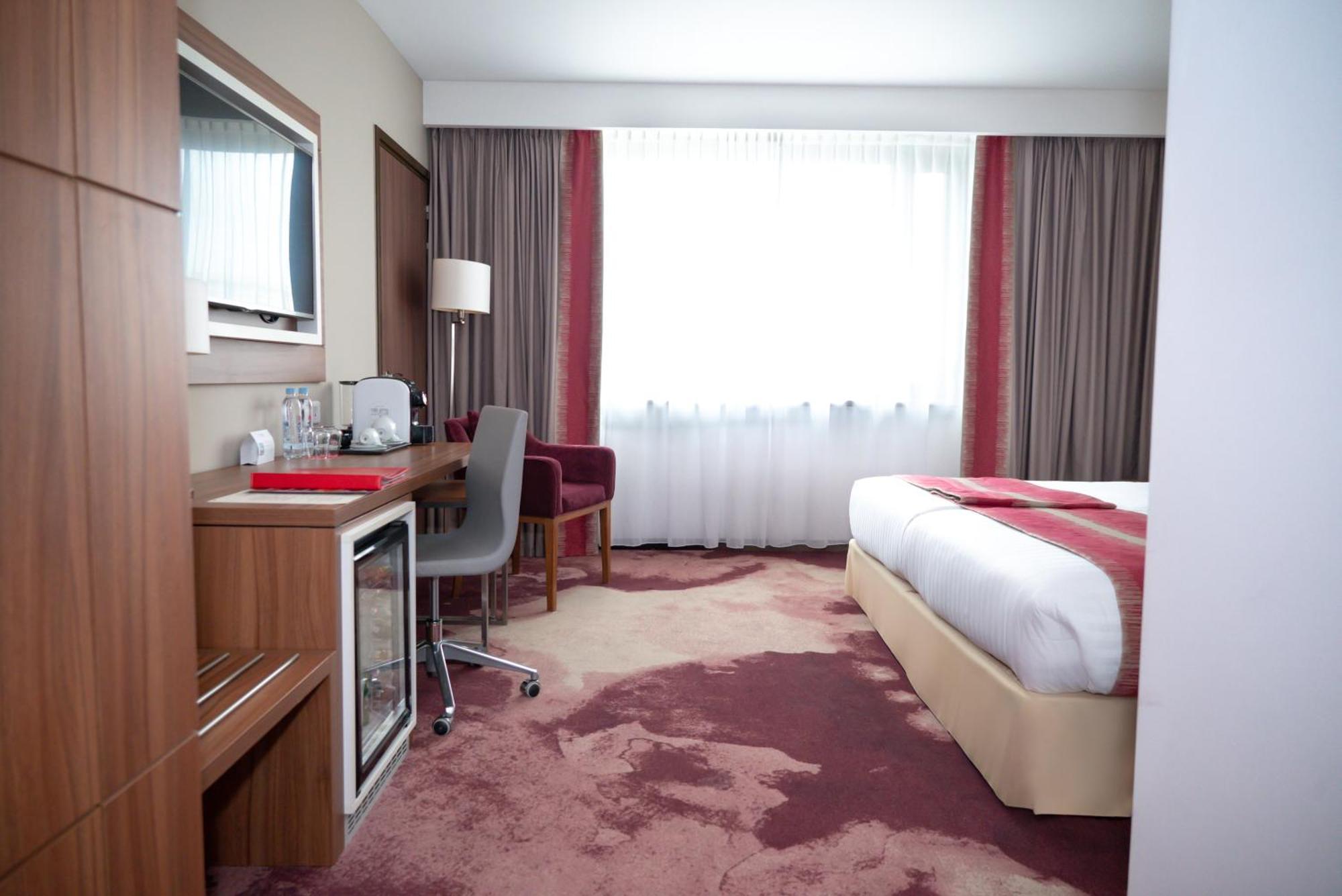 Hotel Ramada Plaza Craiova Exterior foto