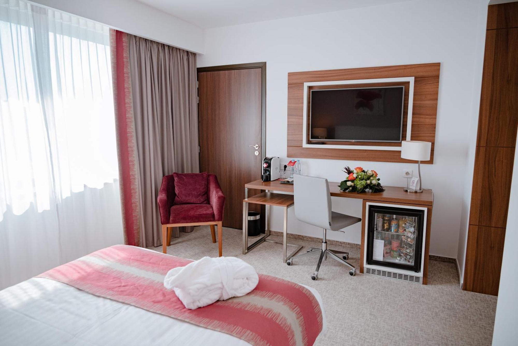 Hotel Ramada Plaza Craiova Exterior foto
