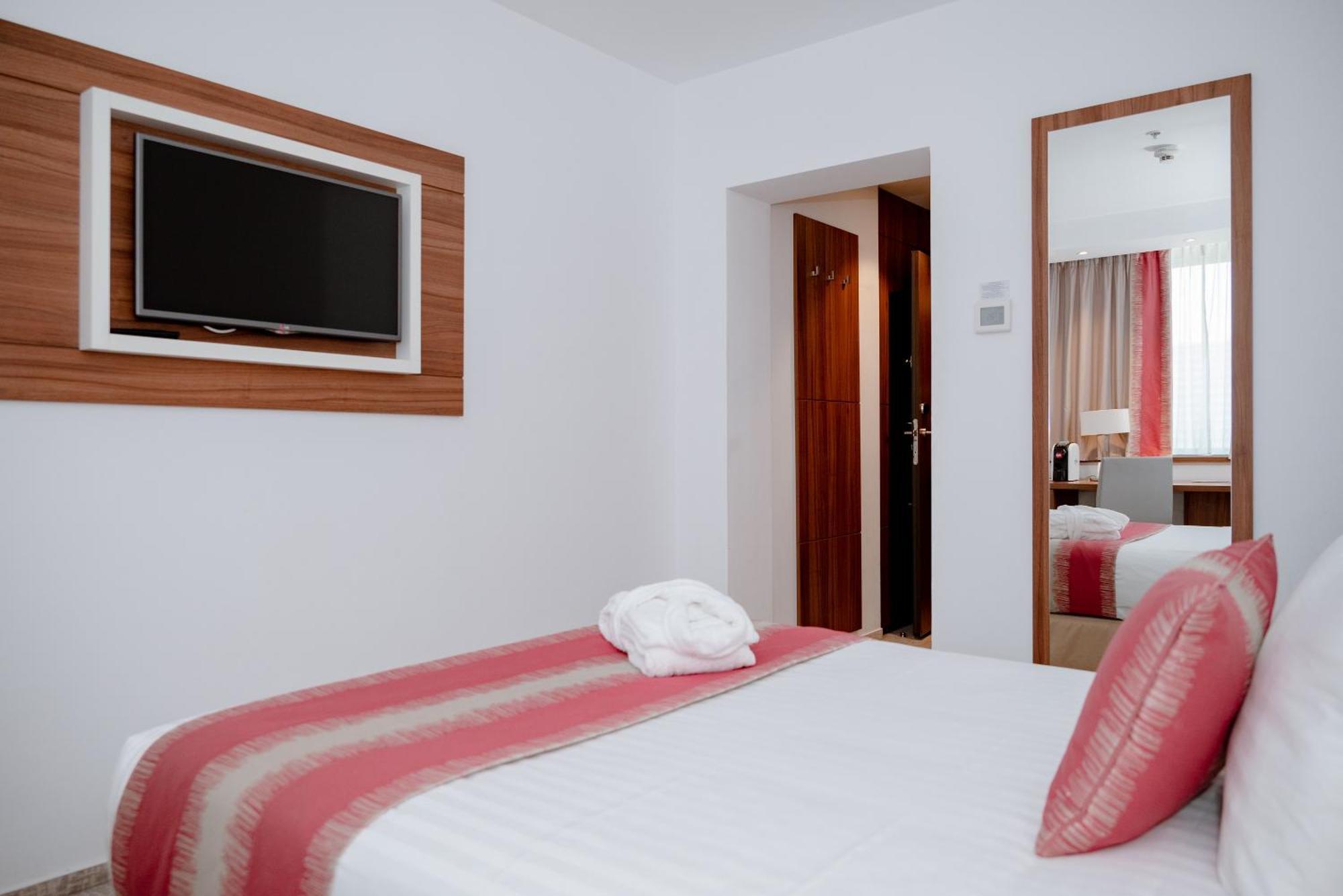 Hotel Ramada Plaza Craiova Exterior foto
