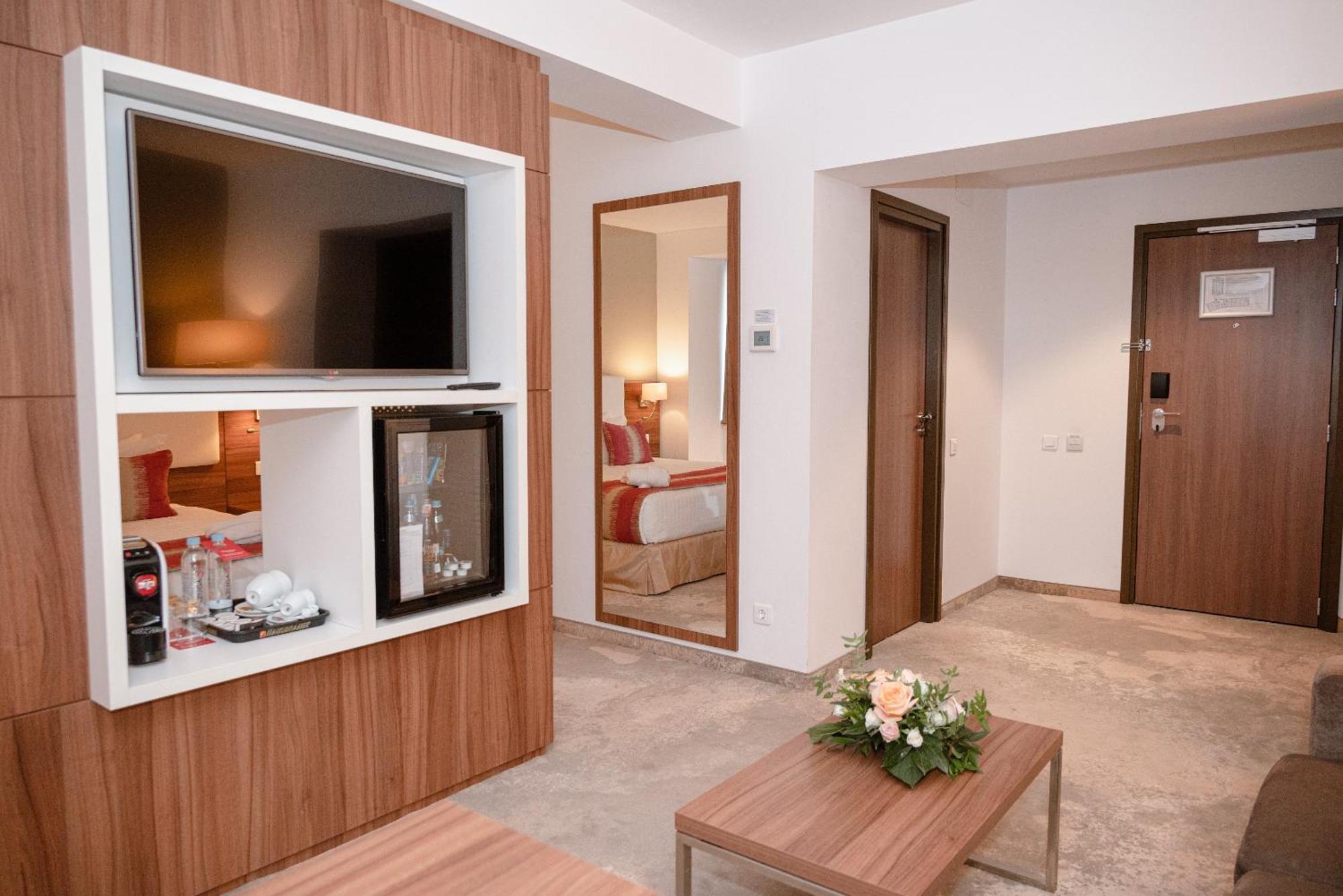 Hotel Ramada Plaza Craiova Exterior foto