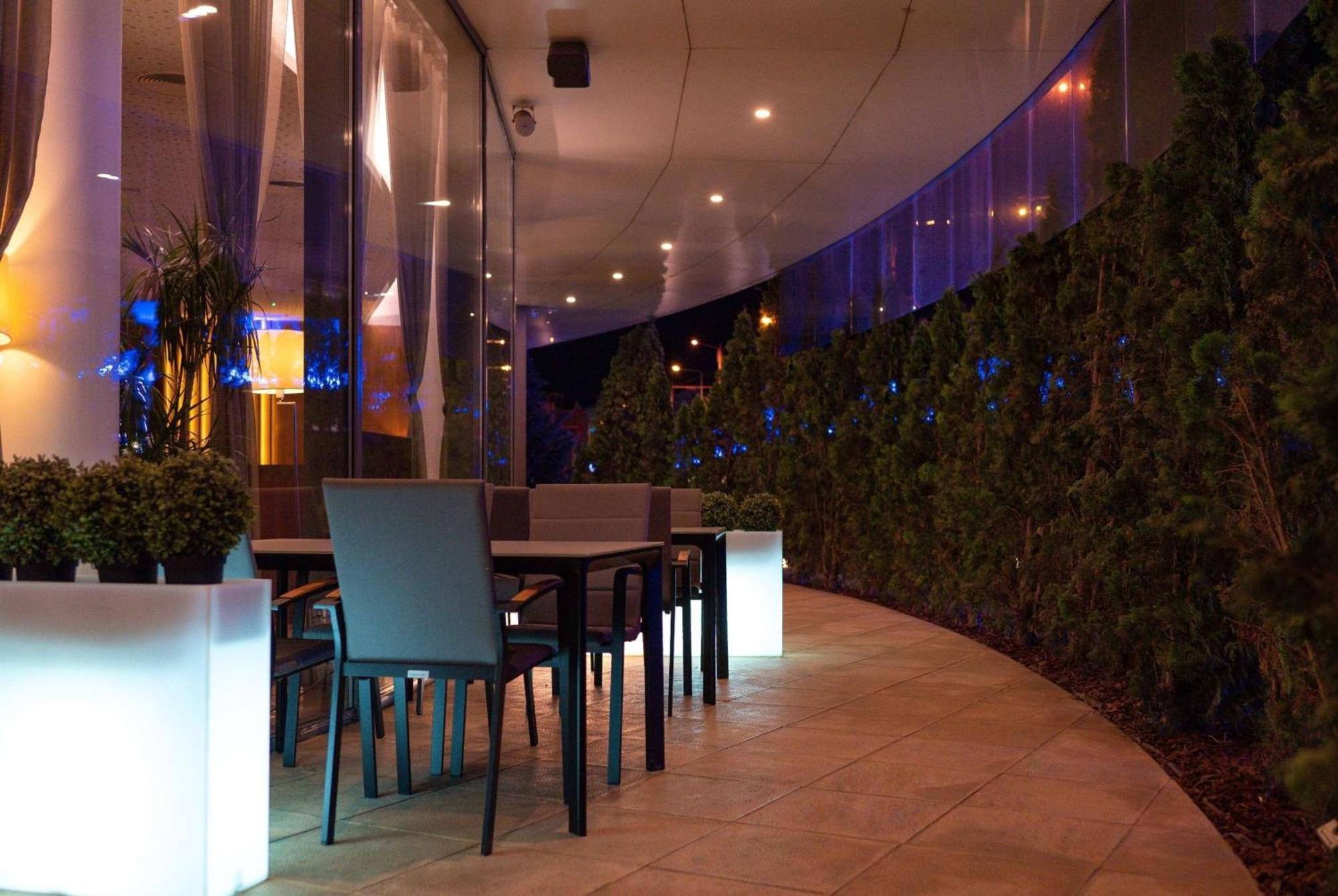 Hotel Ramada Plaza Craiova Exterior foto