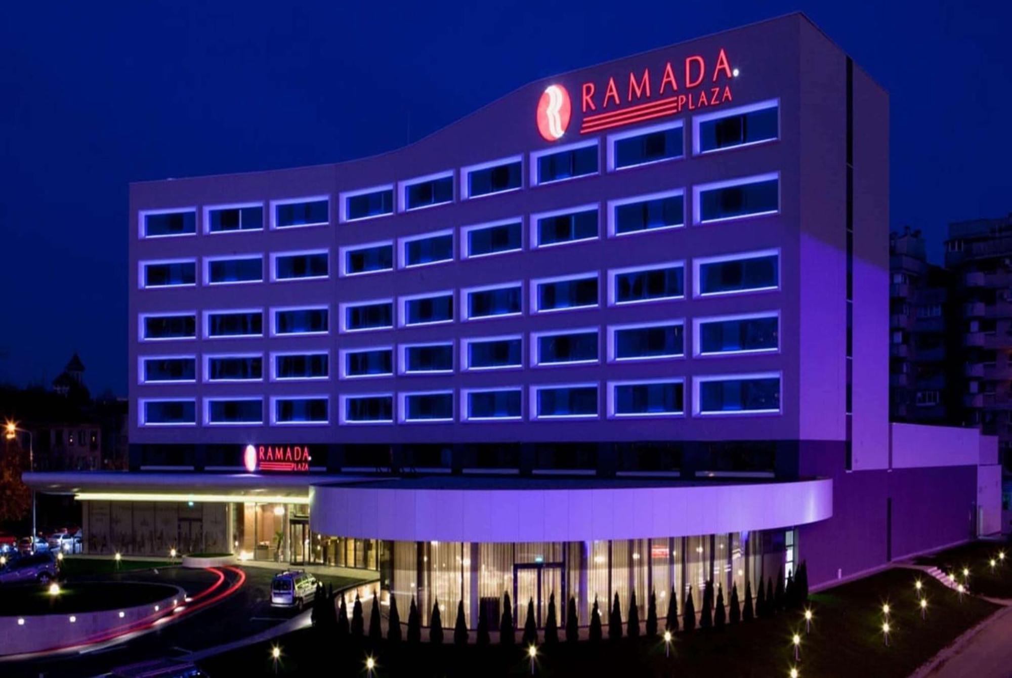 Hotel Ramada Plaza Craiova Exterior foto