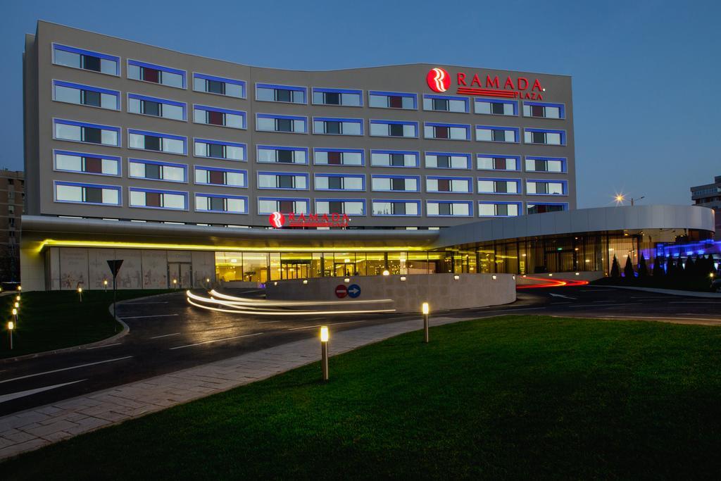 Hotel Ramada Plaza Craiova Exterior foto