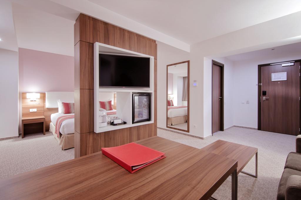 Hotel Ramada Plaza Craiova Exterior foto