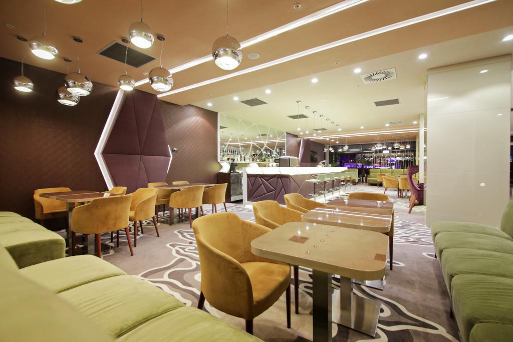 Hotel Ramada Plaza Craiova Exterior foto