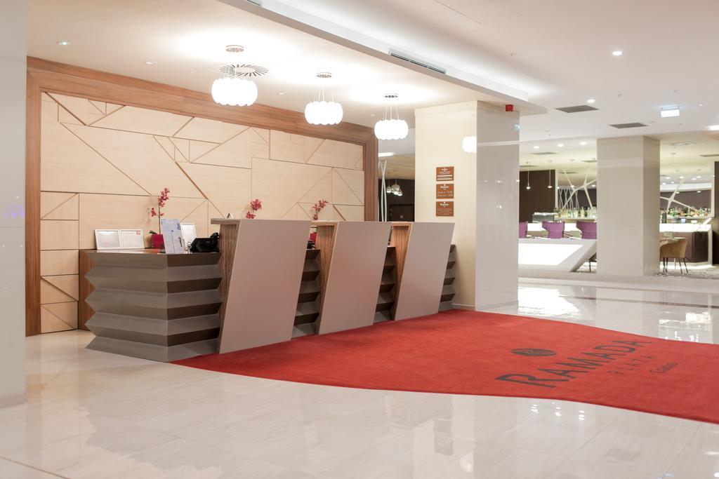 Hotel Ramada Plaza Craiova Exterior foto