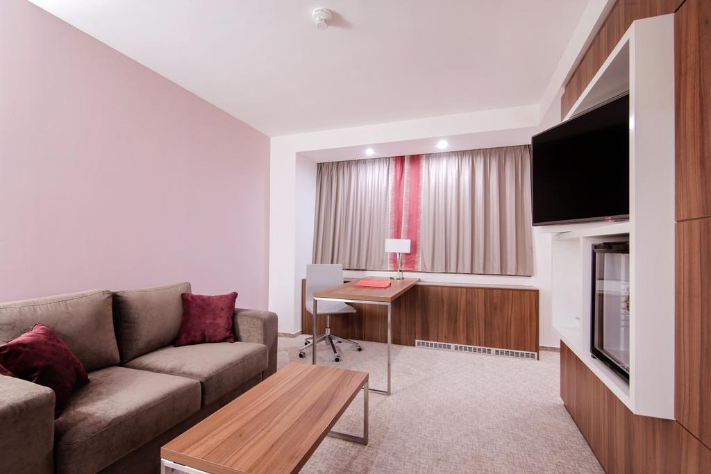 Hotel Ramada Plaza Craiova Exterior foto