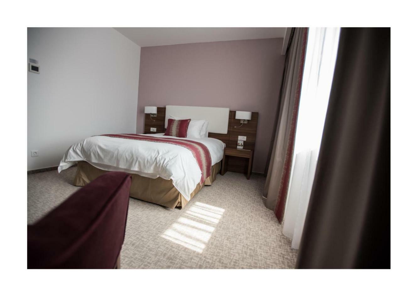 Hotel Ramada Plaza Craiova Exterior foto